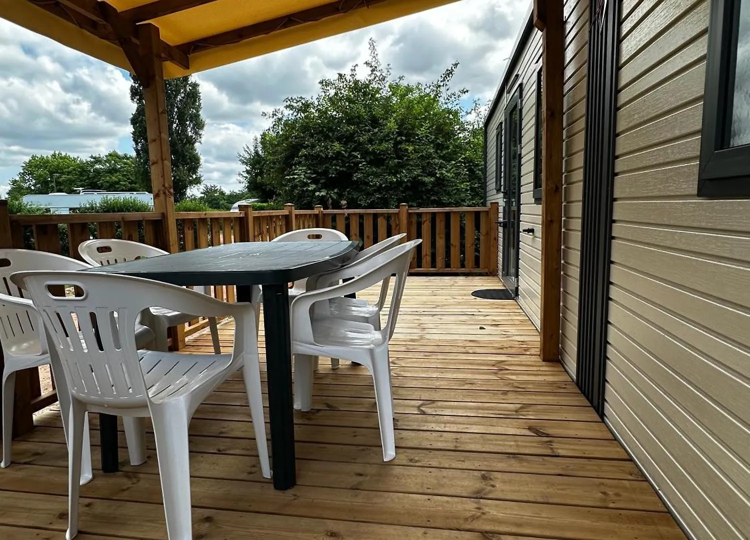 Camping De Charlieu - Mobile Home Campsite